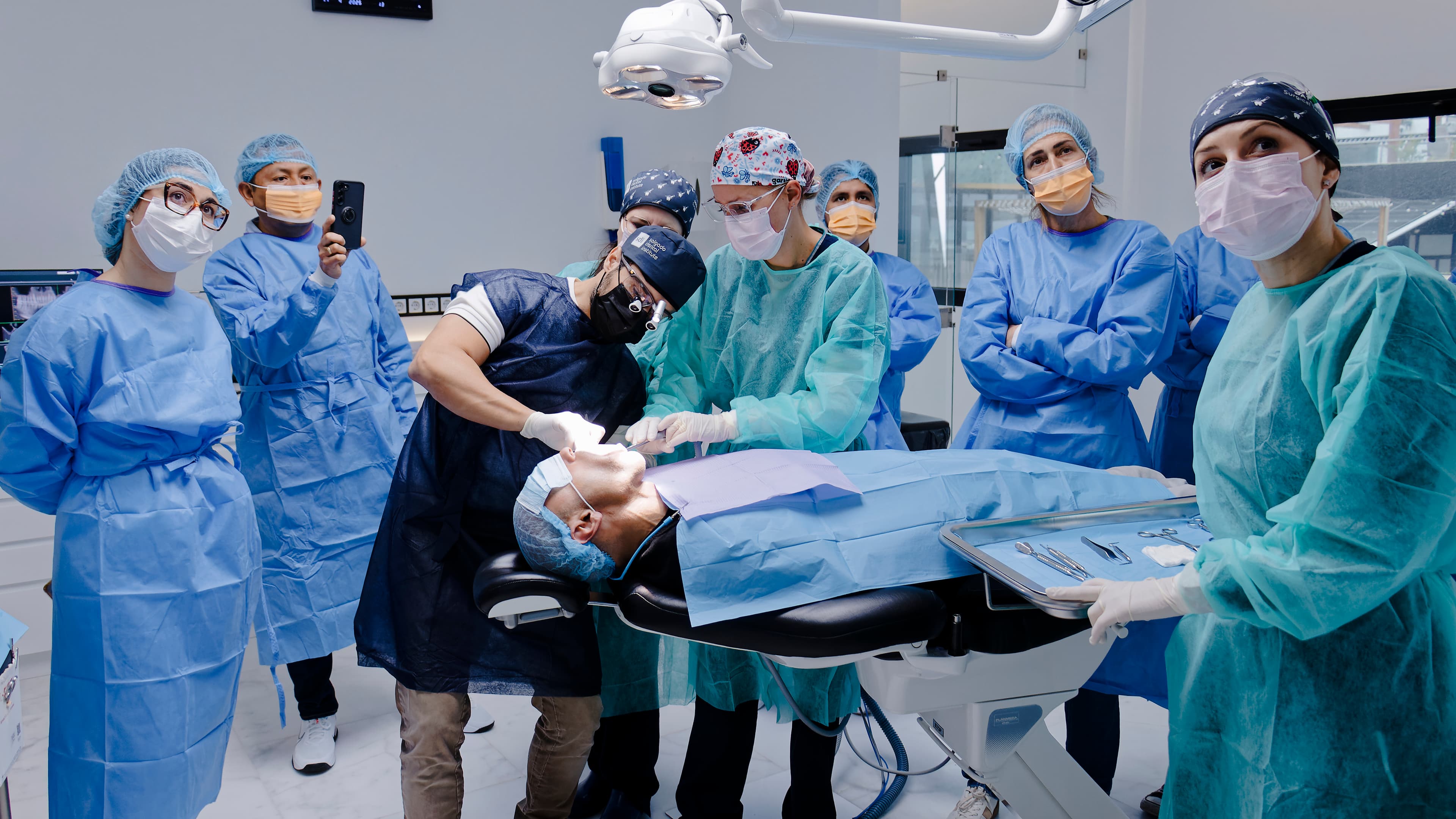 Alumnos del Curso de Regeneración Ósea de Salgado Academy observando cirugía en directo en el quirófano de SDI Orihuela Costa, impartido por el Dr. Alberto Salgado