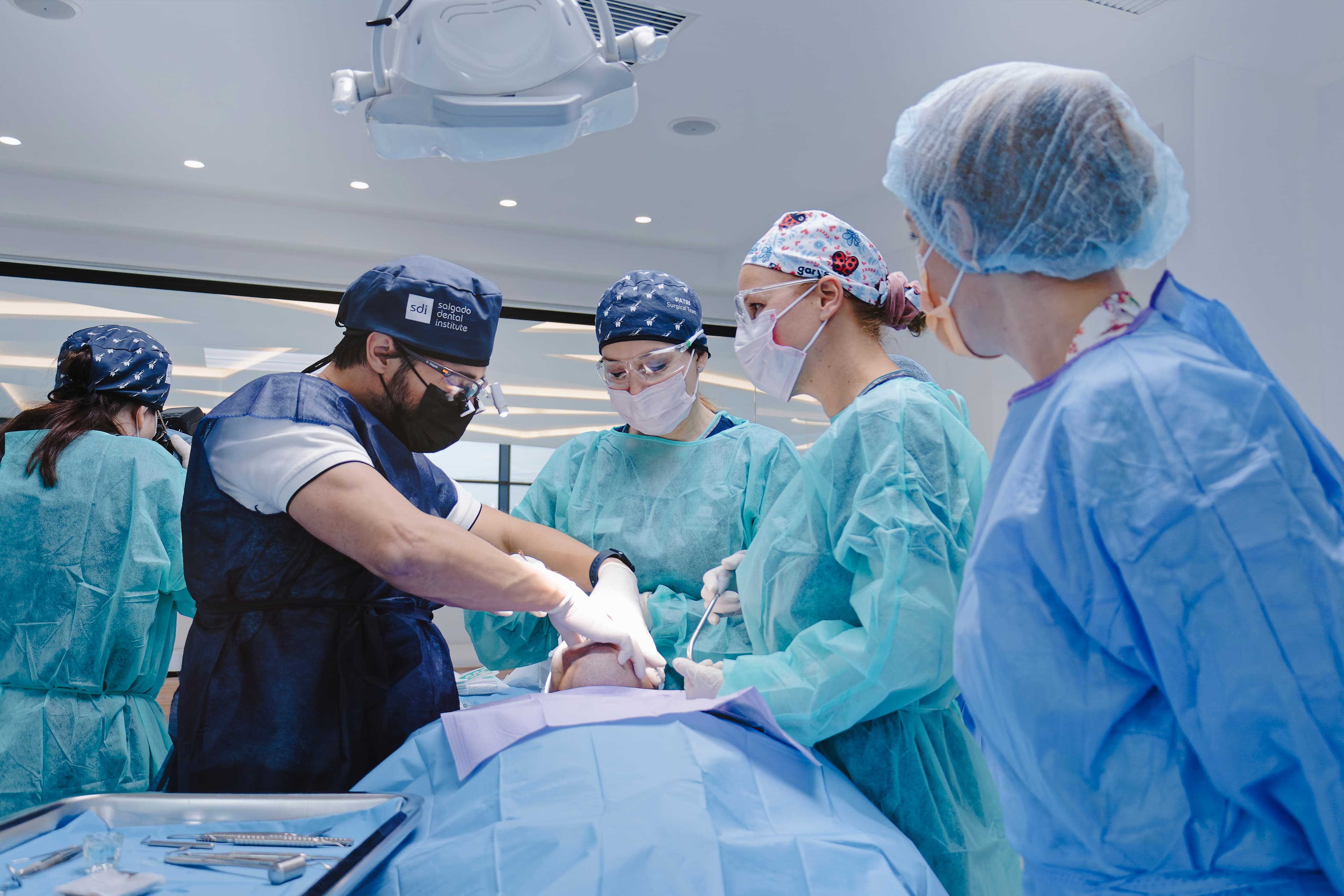 Alumnos del Curso de Regeneración Ósea de Salgado Academy operando en el quirófano de SDI Orihuela Costa bajo supervisión clínica directa