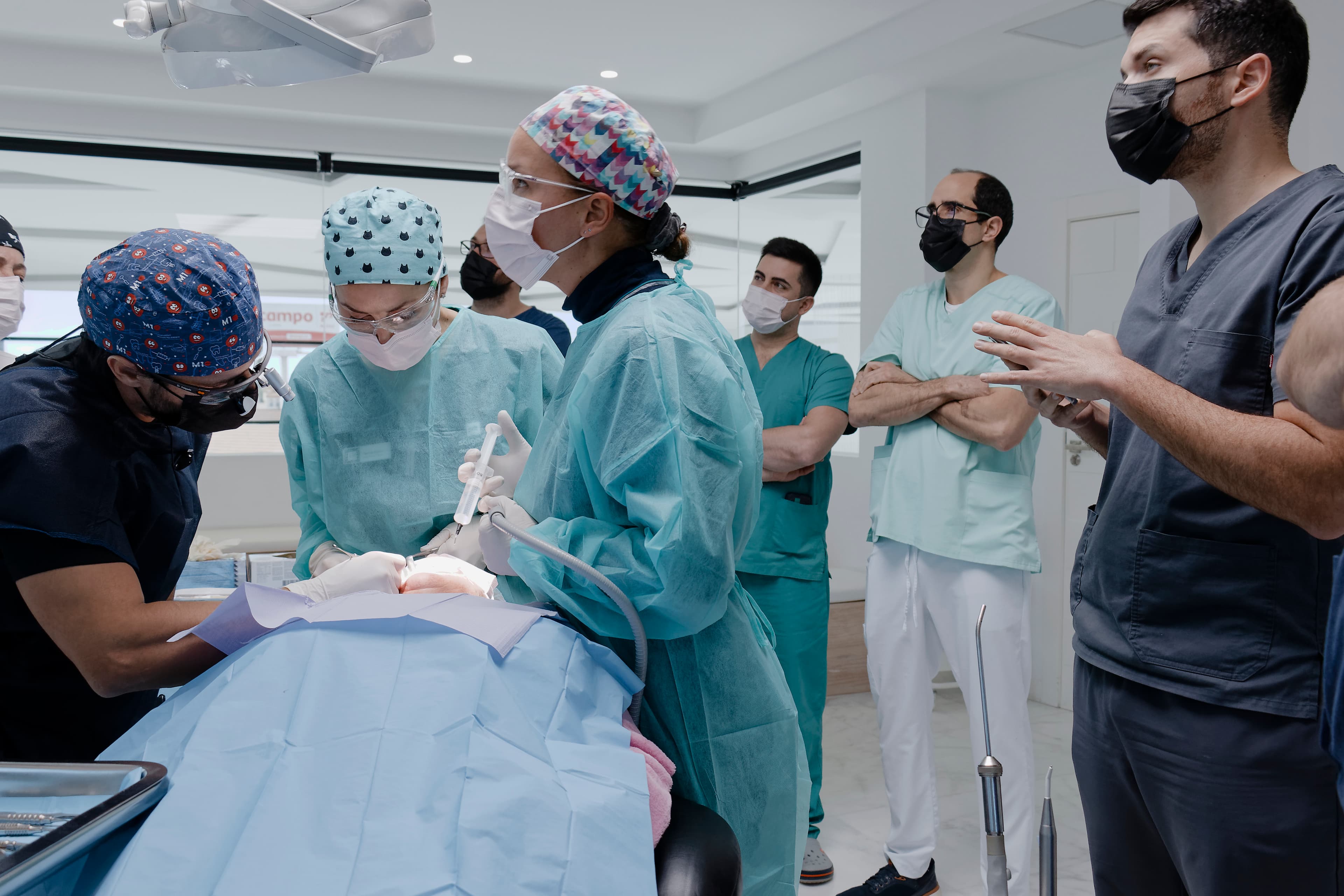 Alumnos del Curso de Implantología y Regeneración De 0 a 100 de Salgado Academy en el quirófano de SDI Orihuela Costa, con cirugía en directo y grupo de odontólogos formándose
