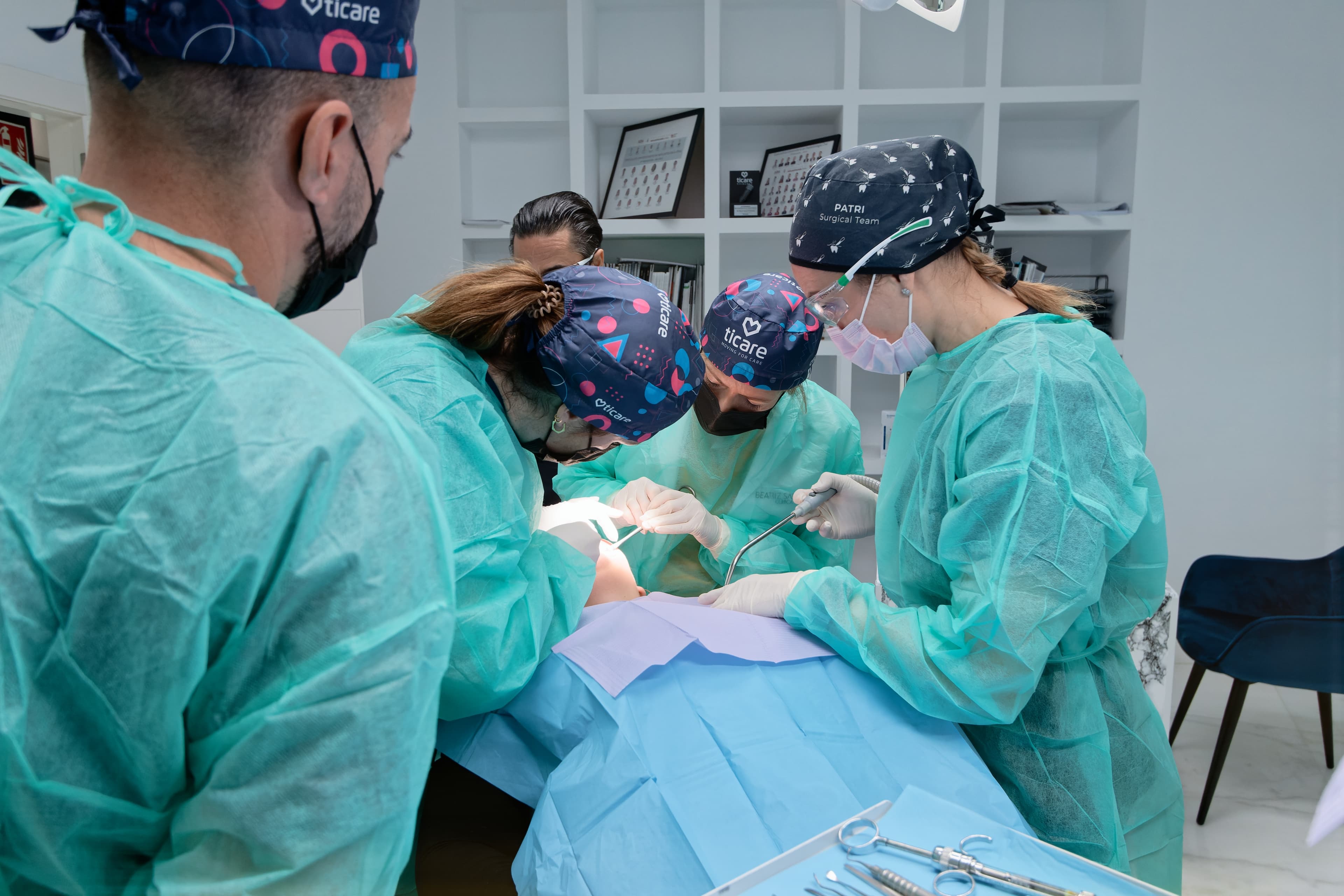 Cirugía de implantología con paciente durante los Cursos Intensivos Ticare × Salgado Academy en el quirófano de SDI Orihuela Costa